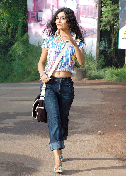 Sizzling Bollywood Radhika Pandit Hot Photos Images