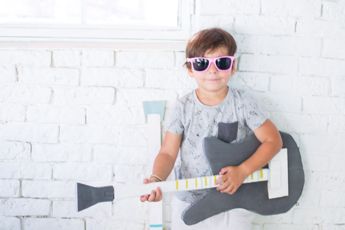 Guitarras y micrófono de madera diy