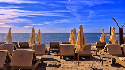 Strandstoelen en parasols op het strand