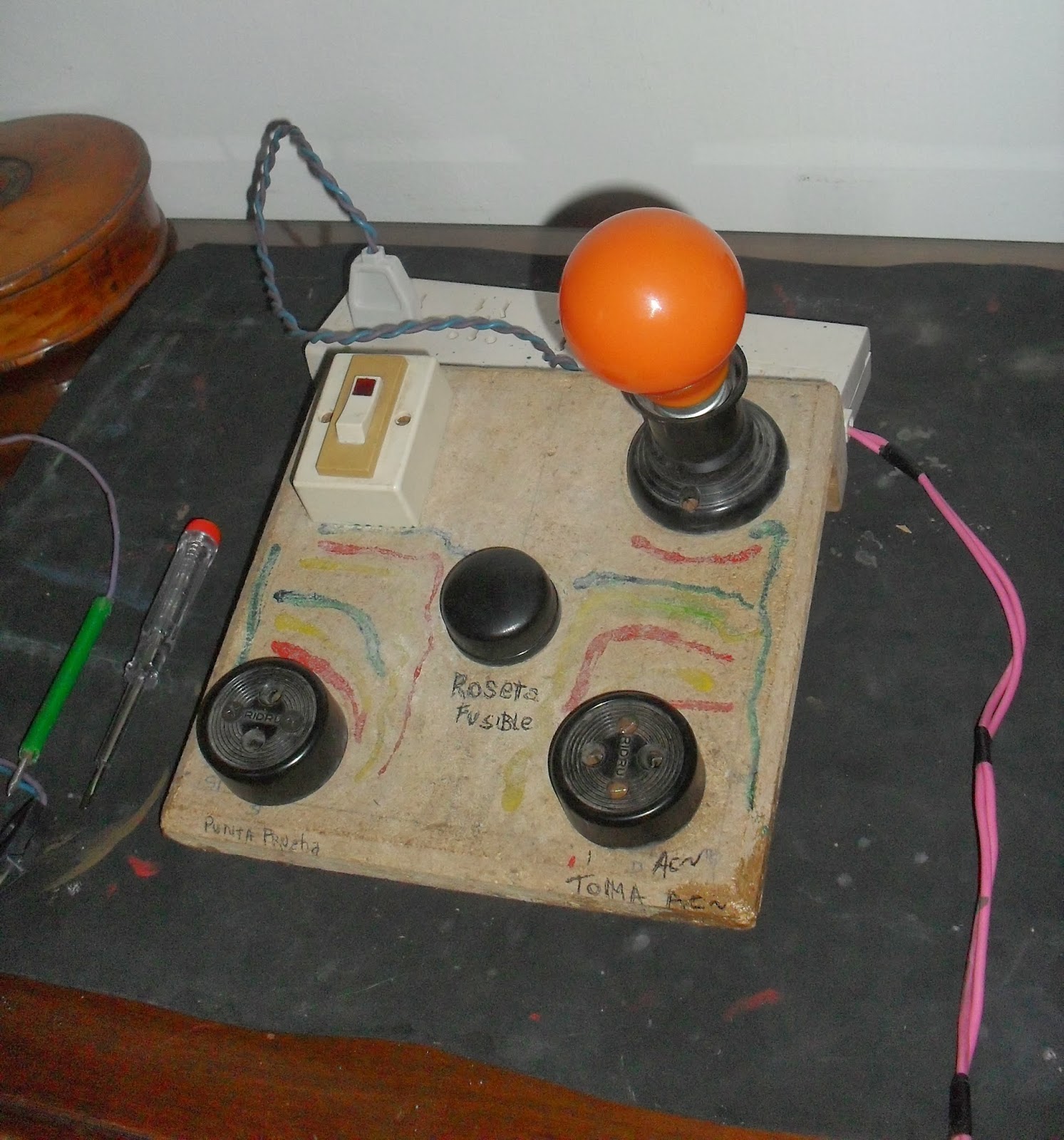 Construye Tu Tablero de Pruebas . Taller de Electricidad del Colegio