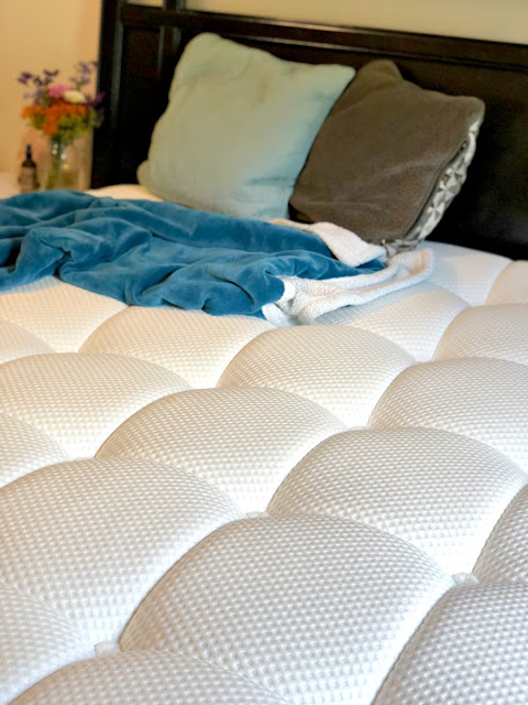 Every DreamCloud luxury hybrid mattress is a full 15 inches of the very best in latex, memory foam, luxurious Cashmere, tufting, & coil technology that all work together in perfect harmony to give you the best night's rest ever. 