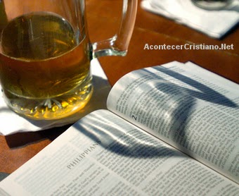 Vaso con cerveza junto a una Biblia