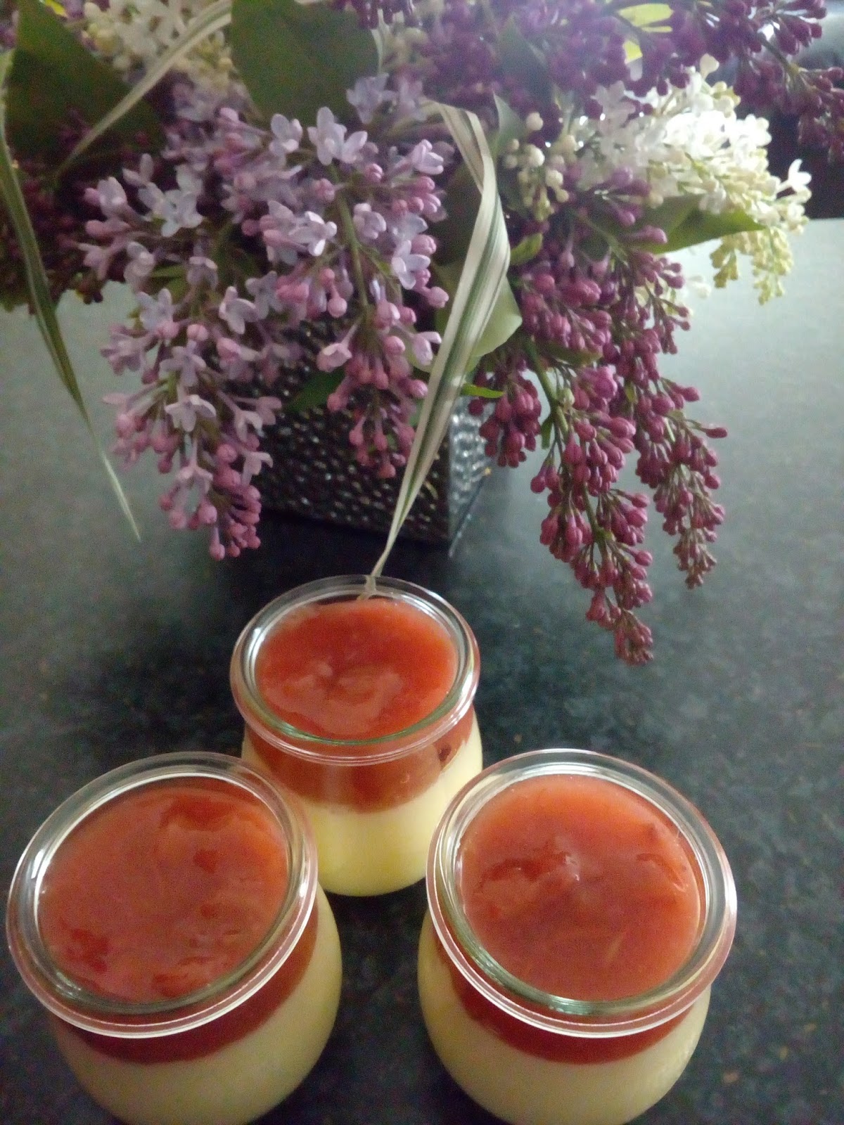 Verboten gut ⚠: Crème brulée mit Vanille & Erdbeer ~ Rhabarber ~ Grütze Verboten gut ⚠: Crème brulée mit Vanille & Erdbeer ~ Rhabarber ~ Grütze