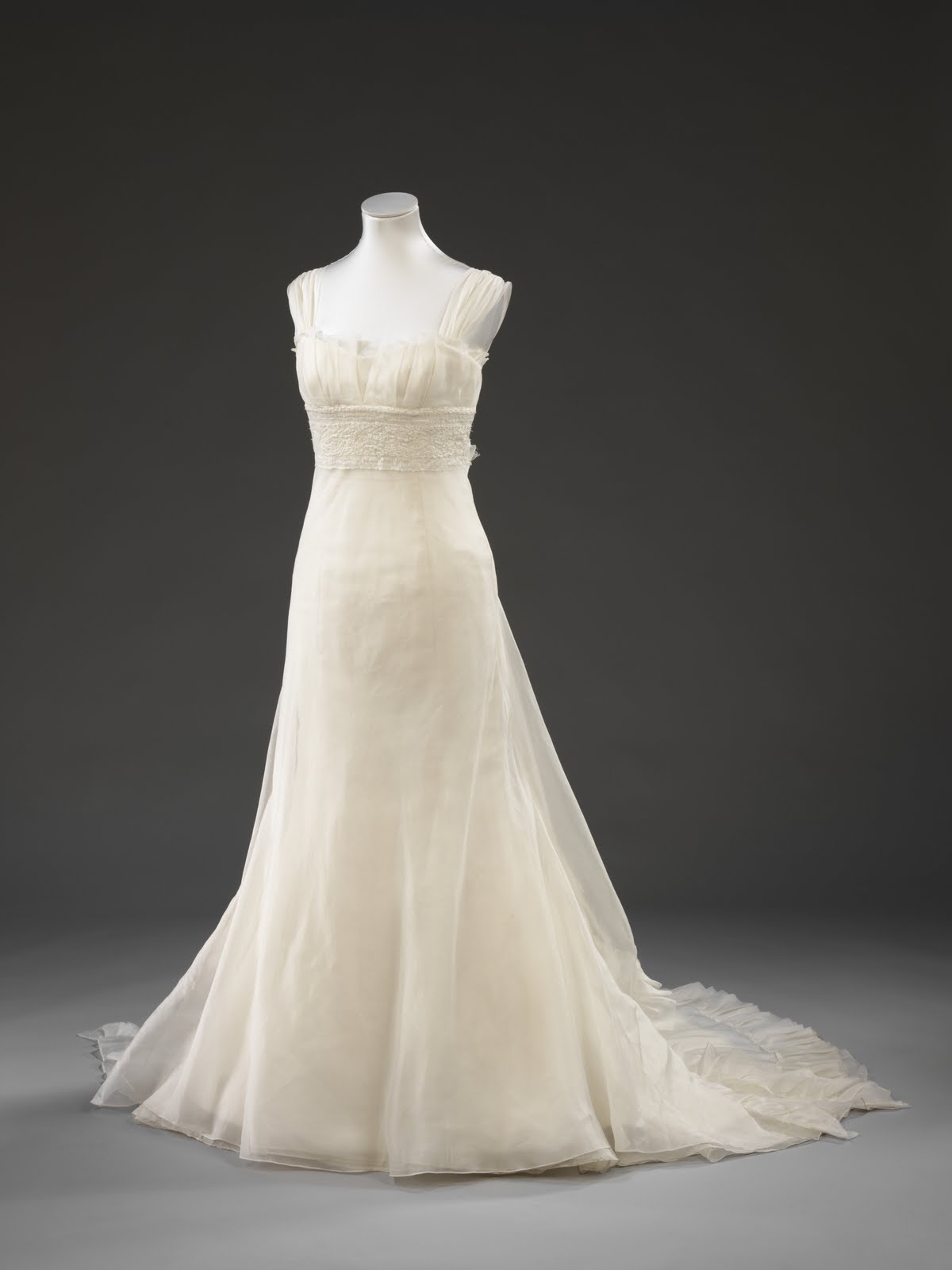 красивое свадебное платье на манекене. свадебное платье на манекене. платье на манекене. фотосессия со свадебным платьем на манекене. свадебные платья.