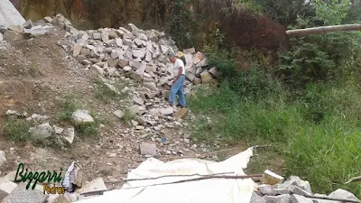 Bizzarri fazendo o que mais gosta, garimpando pedras para fazer as construções com pedras sendo com vários tipos de pedras com várias cores de pedra. Na foto escolhendo as pedras brutas para as construções com pedras, muros de pedra, escada de pedra, revestimento de pedra, lago de pedra e paredes de pedra.