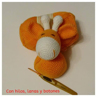 Con hilos, lanas y botones: jirafa amigurumi naranja