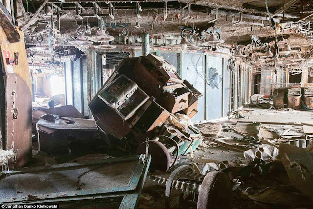 Primeiras imagens do Costa Concordia depois de ser resgatado em 2014 306E5C4600000578 3409776 image a 147 1453388533405 - Primeiras imagens do Costa Concordia depois de ser resgatado em 2014