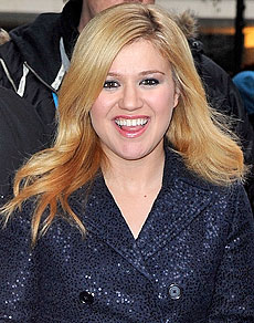 Chatter Busy: Kelly Clarkson Shares Engagement Photo