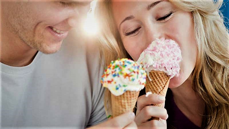 Есть мороженое ночью. Кушать мороженое. Девушка и мороженое. Ест мороженое. Пара ест мороженое.