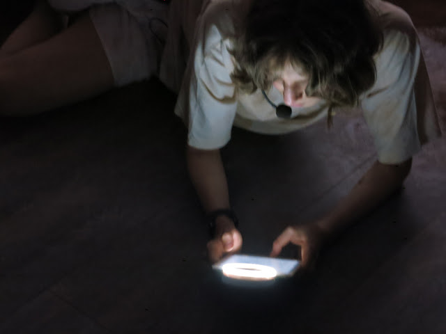 Egle Kulbokaite & Dorota Gaweda, “YGRG X14: reading with one hand”, 2018 © Egle Kulbokaite & Dorota Gaweda