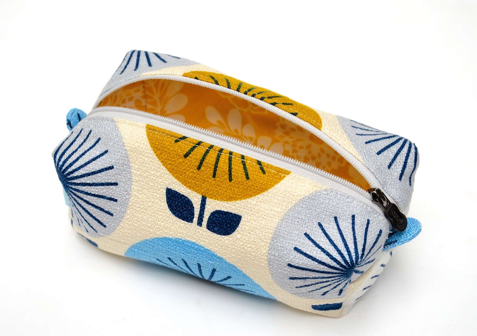 ikat bag: Zip A Bag Chapter 4: Faced Zippers - Darted Pouch