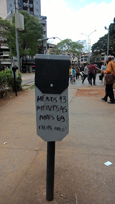 Menos 13 [PT], menos 45 [PSDB], mais 69 (Felipe Arco). Foto: praça Rio Branco, Belo Horizonte, MG