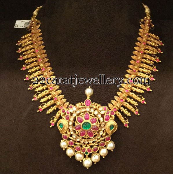 Gold Set by Tikkle Road Bombay Jewellery