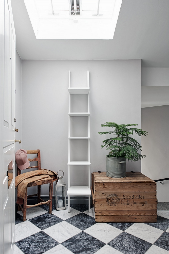 How to combine dining table with different chairs