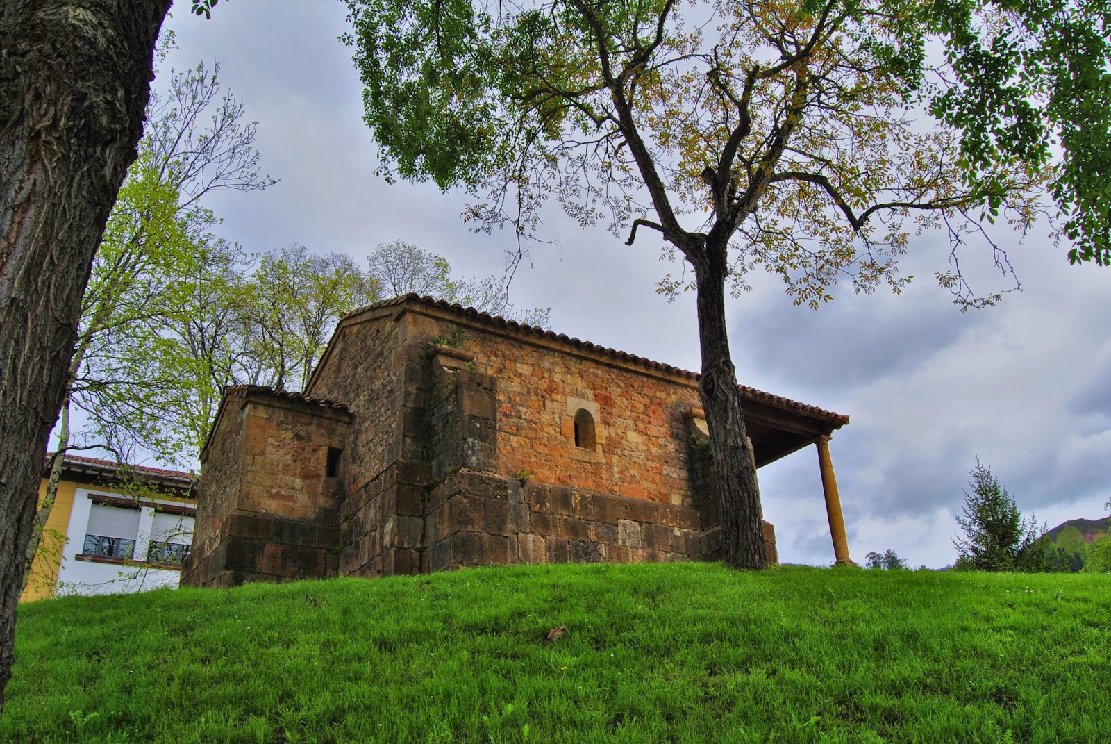 El Madreñazo Dolmen de Santa Cruz. Cangas de Onís.