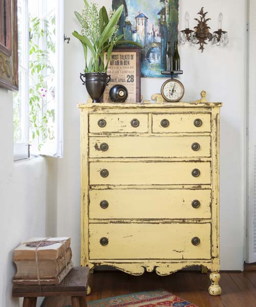  DIY chippy painted furniture idea