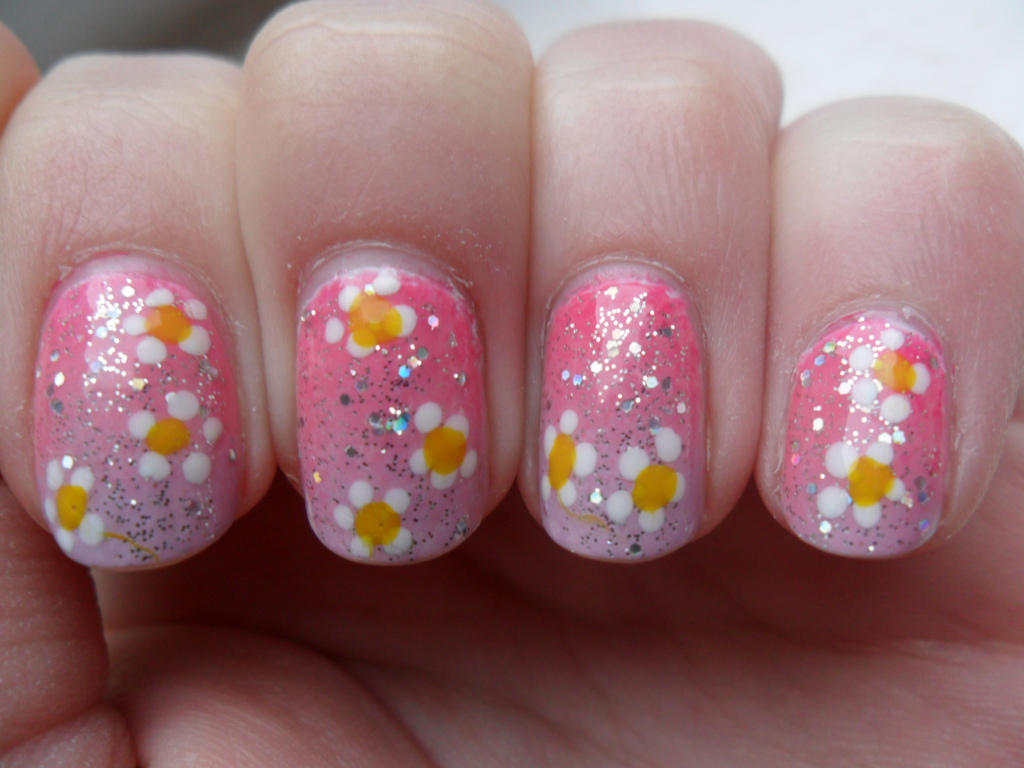 Sara Fisk; Nail Art Pink and lilac gradient, holo glitter daisy nails