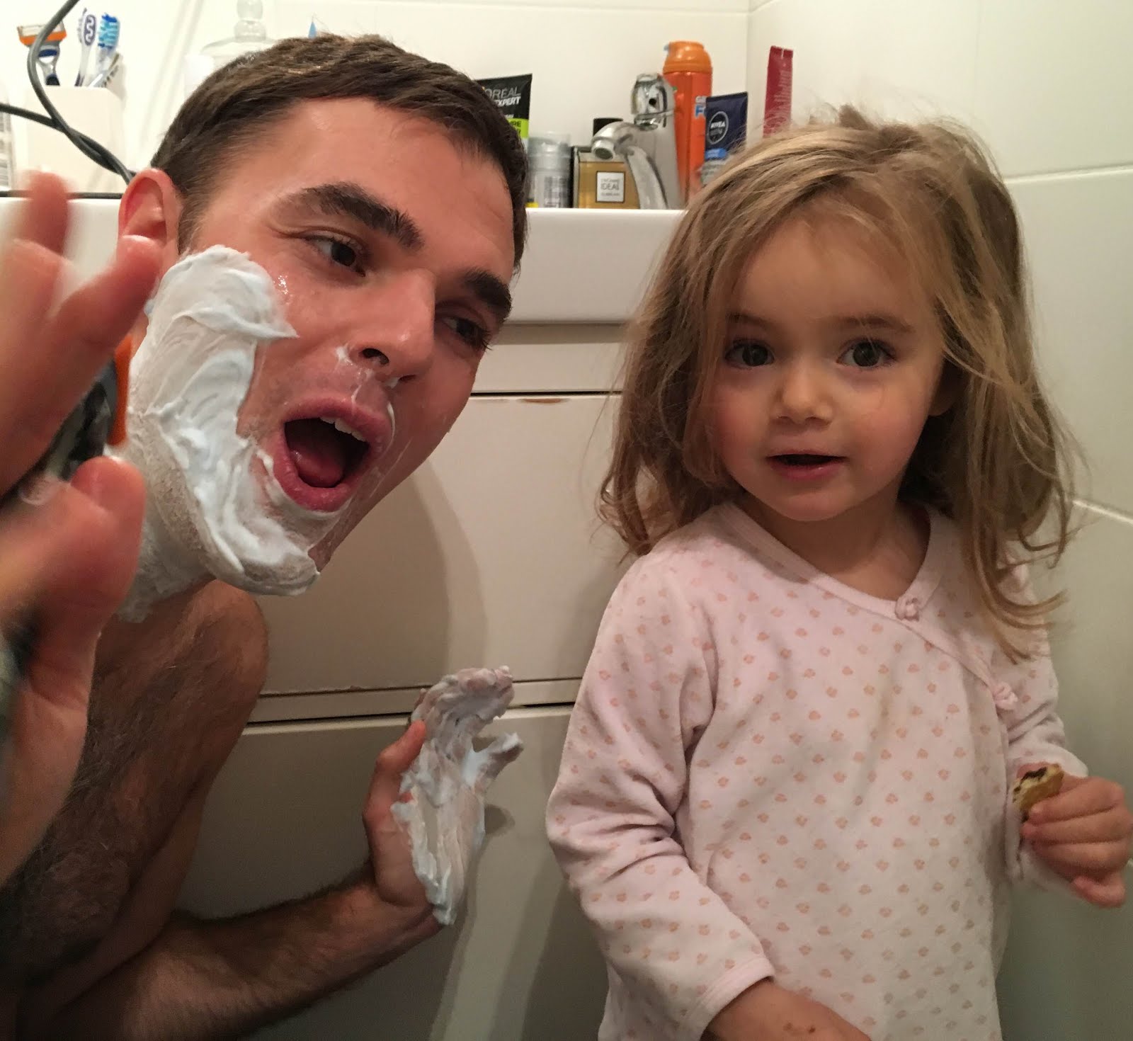 Bébé Grizzly: Le père noël et son lutin, dans la salle de bain