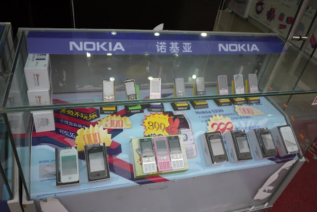 Nokia display case with non-Nokia phones