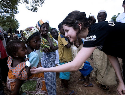 Selena Gomez como filántropa con la UNICEF, en Ghana, en el año 2009.