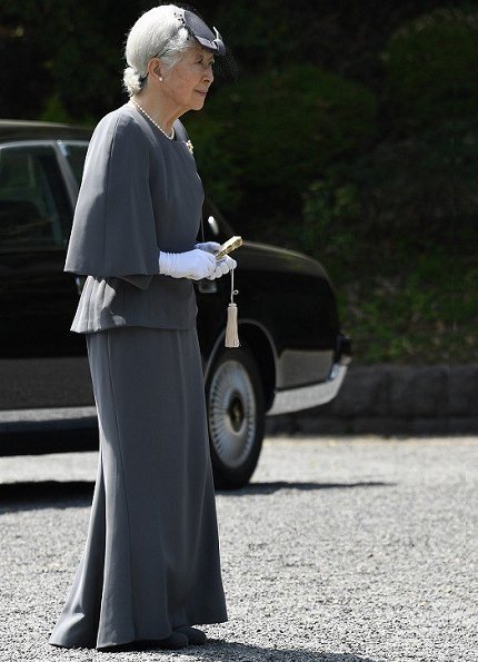 Emperor Akihito and Empress Michiko visited the tomb of Emperor Hirohito. Crown Prince Naruhito and Crown Princess Masako