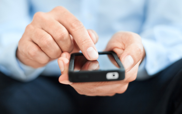 Takut Tersambar Petir Ketika Menggunakan Ponsel? Ikutilah Tips Aman Berikut Ini