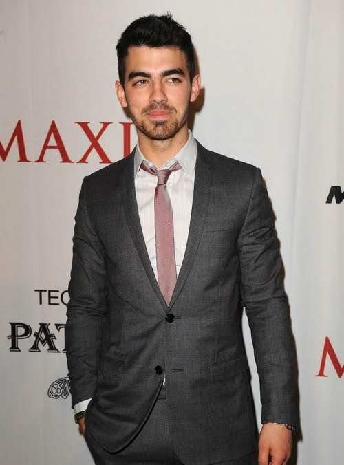Mis Idolos Stars Joe Jonas con barba SuperBowl XIV.