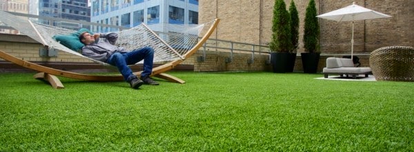 Artificial grass for a balcony, terrace or garden &#8211; great examples!