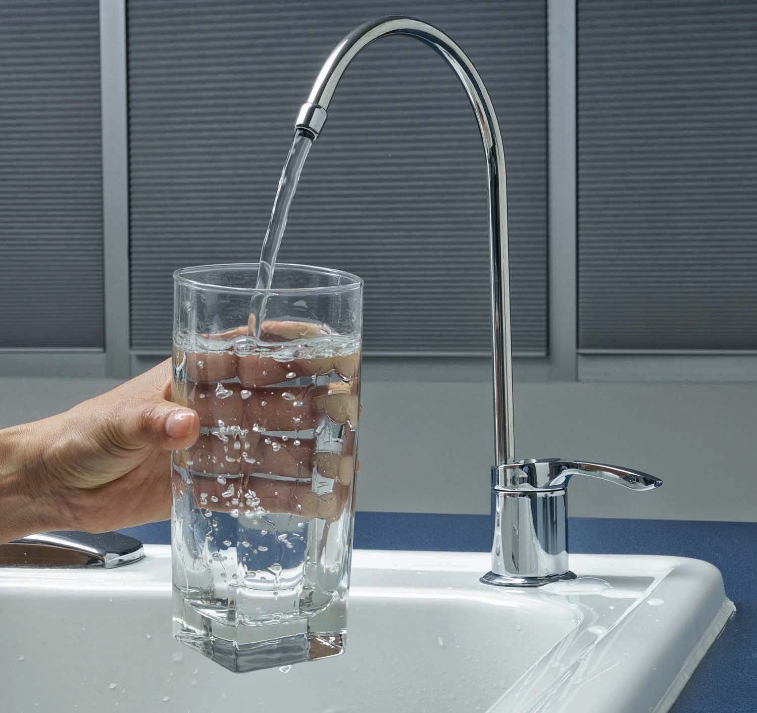 прозрачная вода из крана. капли из крана. вода из крана. вода из крана. вода это жизнь.