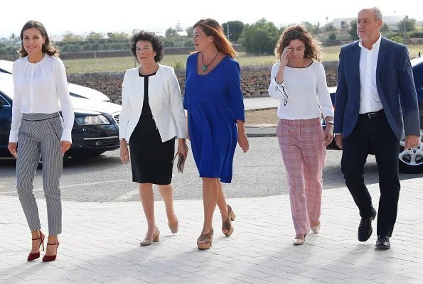 Queen Letizia wore Hugo Boss Banora2 Silk Blouse and grey print trousers, she wore Lodi burgundy suede ankle strap pumps, diamond earrings