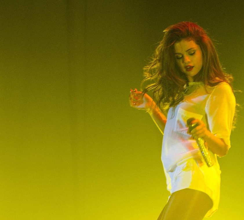 FAMOSOS&+ Selena Gómez deslumbra en su concierto en Madrid