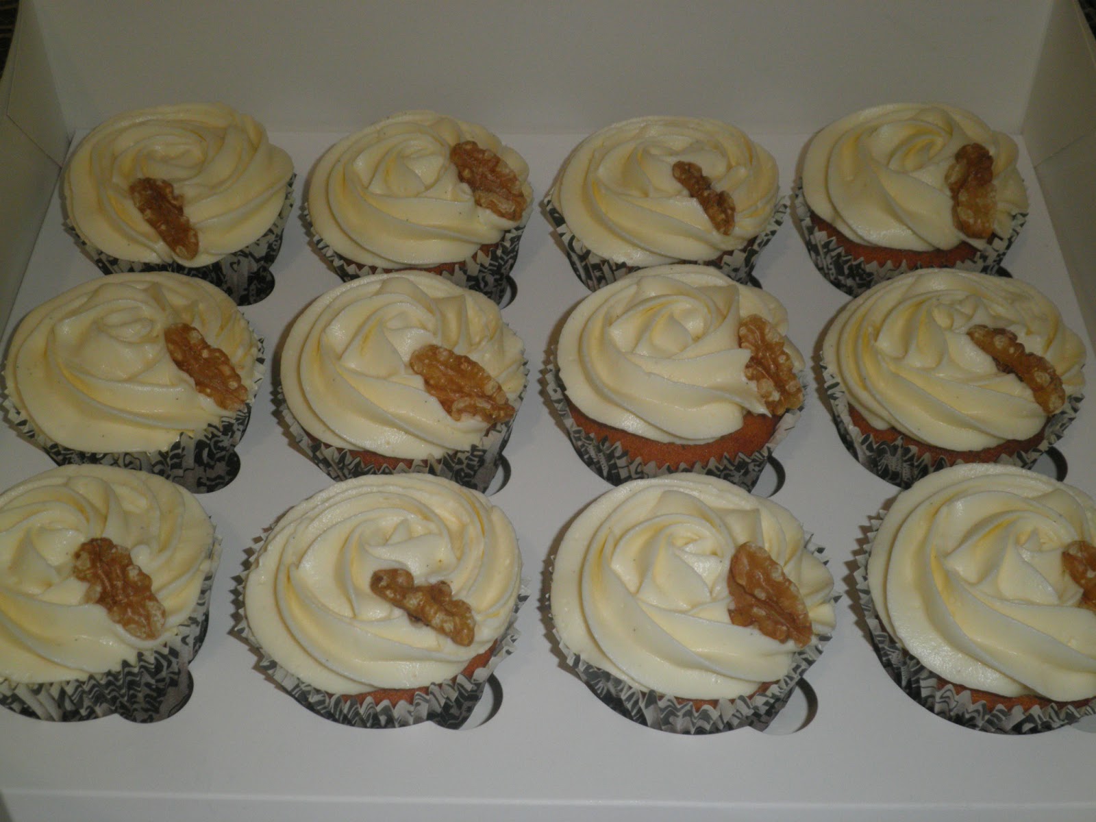 Fabiola´s sweet paradise CUPCAKE DE PLATANO, NUEZ Y QUESO CREMA