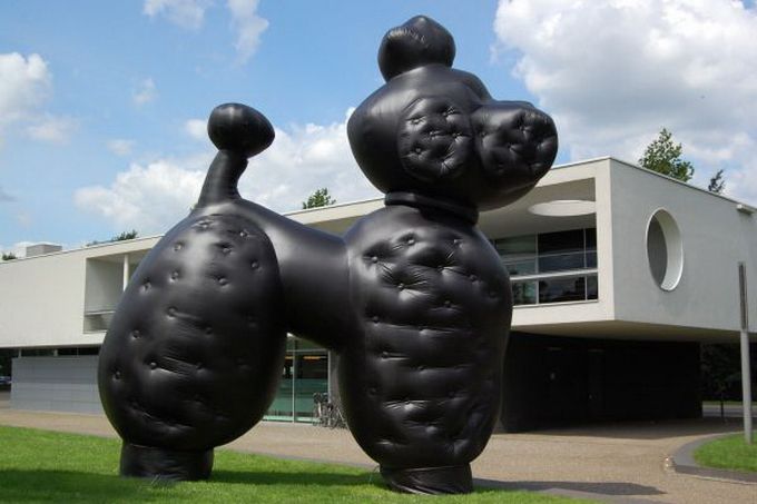 Escultura gigante de perro