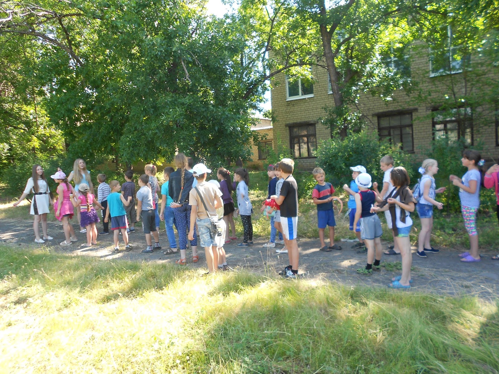 Творческий лагерь. Закрытие лагеря дневного. Почему лагеря закрыты. День закрытия лагеря. Лагерь веселый судак 2008.