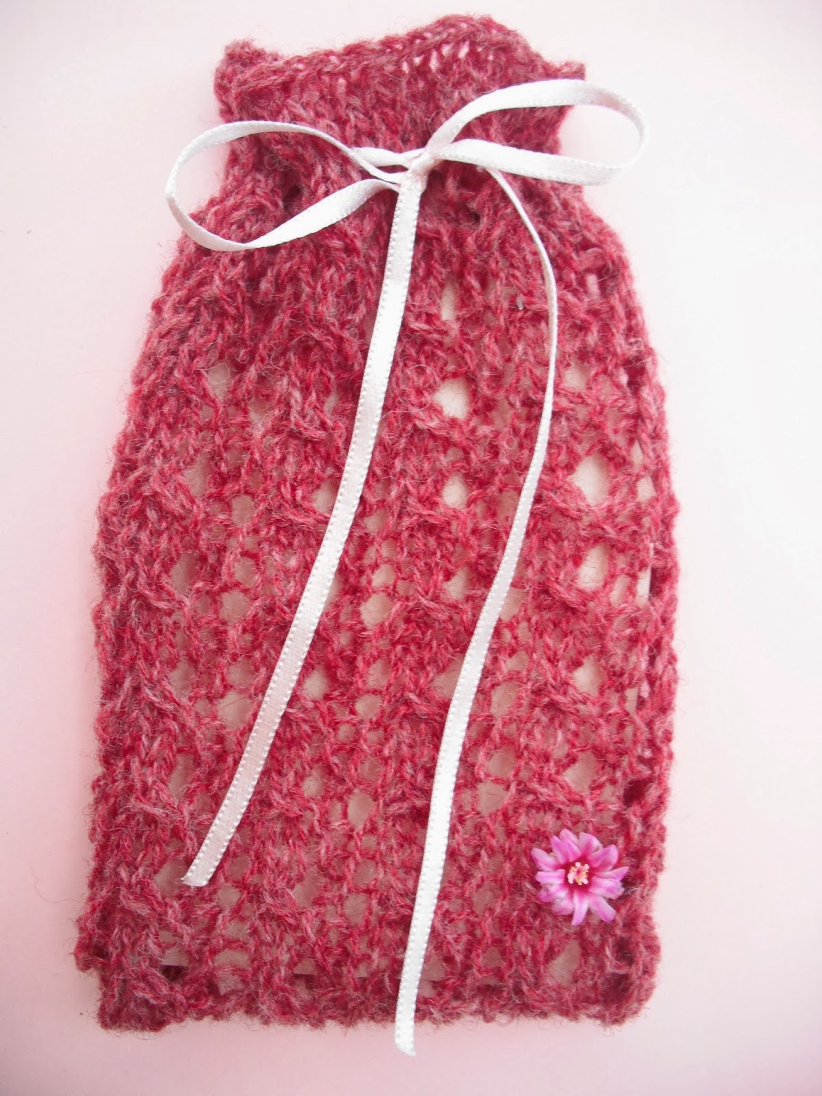 bitstobuy-free-knitting-pattern-for-a-tiny-gift-bag