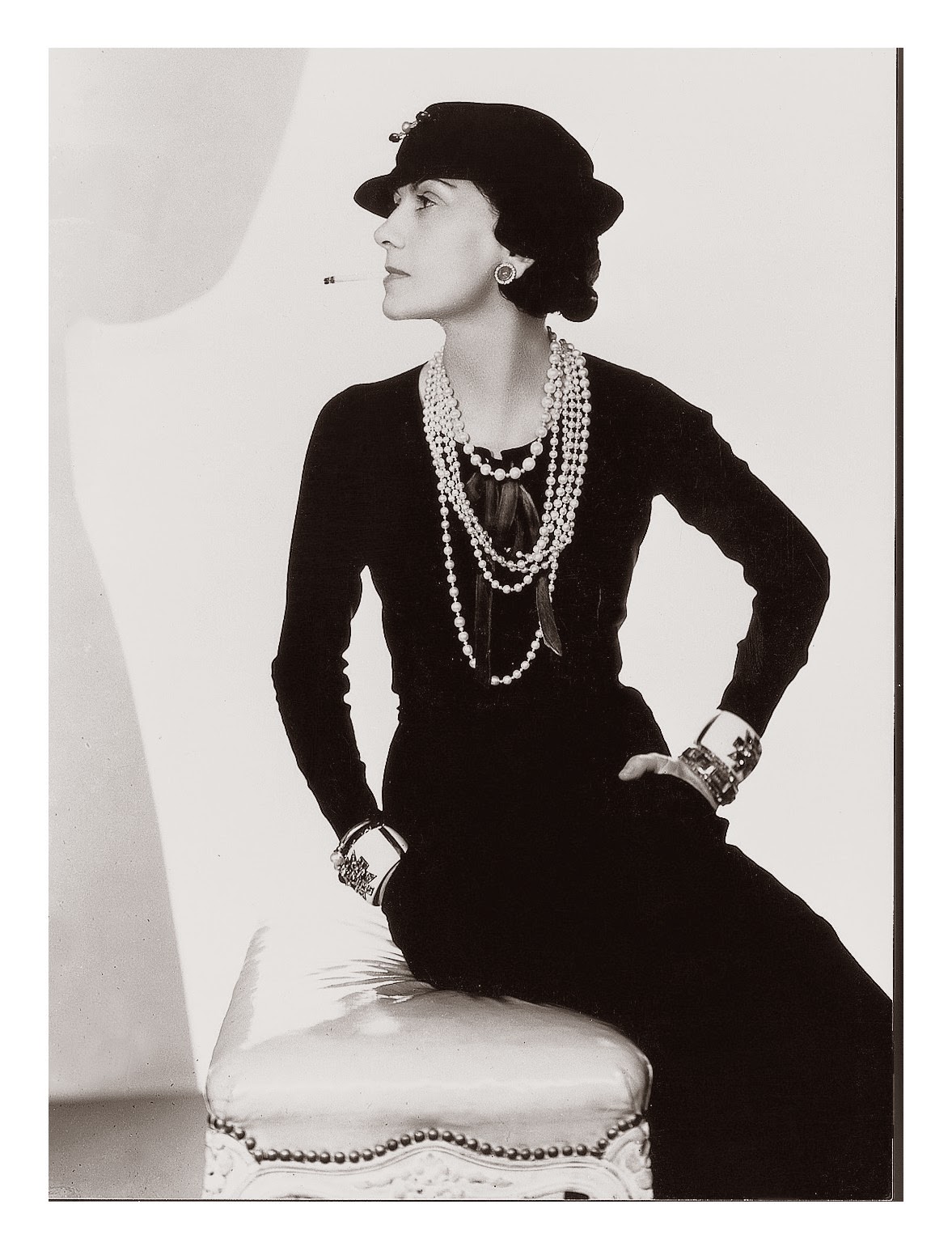 L'Élégance Intemporelle de Coco Chanel: Un Voyage à travers la Mode et ...