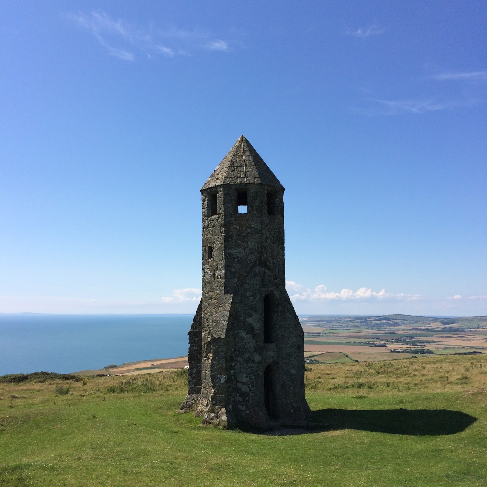 Маяк заливино калининградская. Домик смотрителя моста кенигсберг. Башня смотрителя. Остров фарн. Башня смотрителя моста калининград.