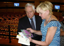 Jolanta Niwińska wręcza mój Dotyk w Parlamencie Europejskim w Brukseli europosłowi Januszowi Zemke