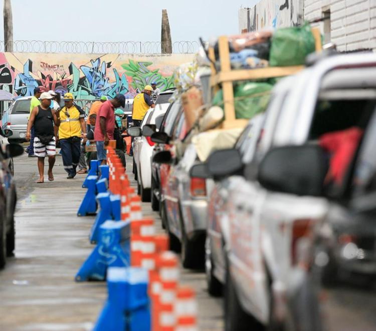 Motoristas esperam cerca de 2h para embarcar no ferry em Salvador