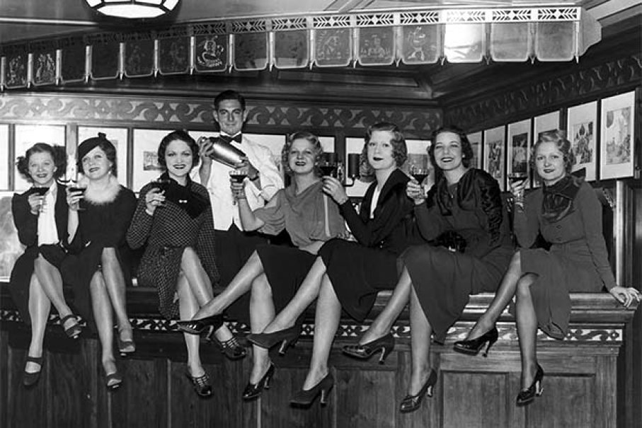 38 Amazing Photos Capture Women in Bars From Between the 1930s and