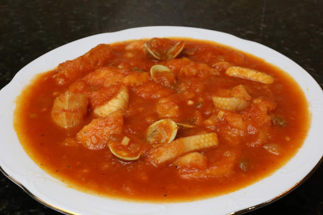 Sopa de tomate con almejas