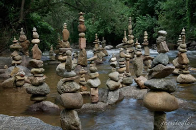 Esculturas con piedras de río.