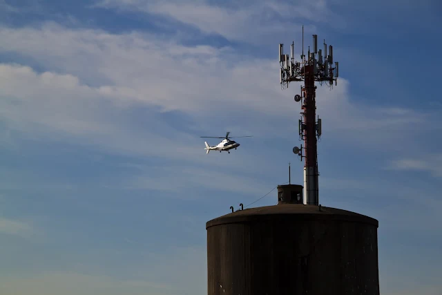 Helicóptero descendiendo sobre un tanque de agua