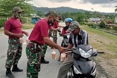 Prajurit Satgas Pamtas Yonif 131/Braja Sakti Bagikan Takjil Di Tapal Batas Papua