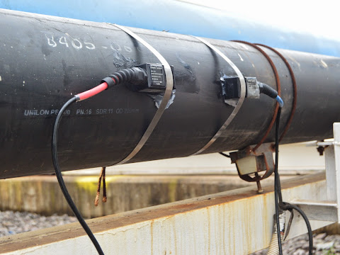 Installasi ultrasonic flow meter pada pipa HDPE