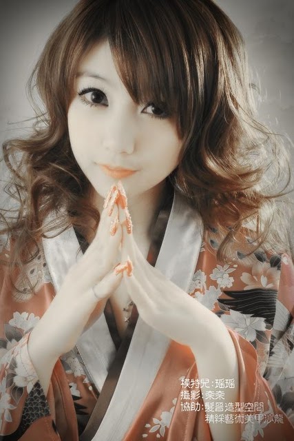 http://3.bp.blogspot.com/-RYxj1s95ldo/TbhPhv7HwwI/AAAAAAAAG98/y26DJXUbC7E/s1600/Gallery.anhmjn.com-Kimono-A-girl-or-a-doll-003.jpg