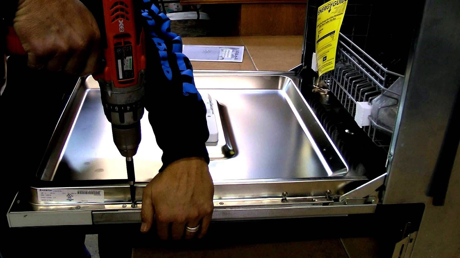 как снять фасад с посудомоечной. крепление дверцы к посудомоечной машине. Bosch spv58m50. деталь посудомоечные машины инструменты. фасад для посудомоечной машины.