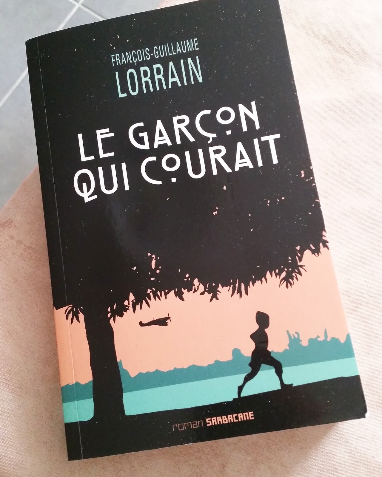 Au jardin suspendu Le garçon qui