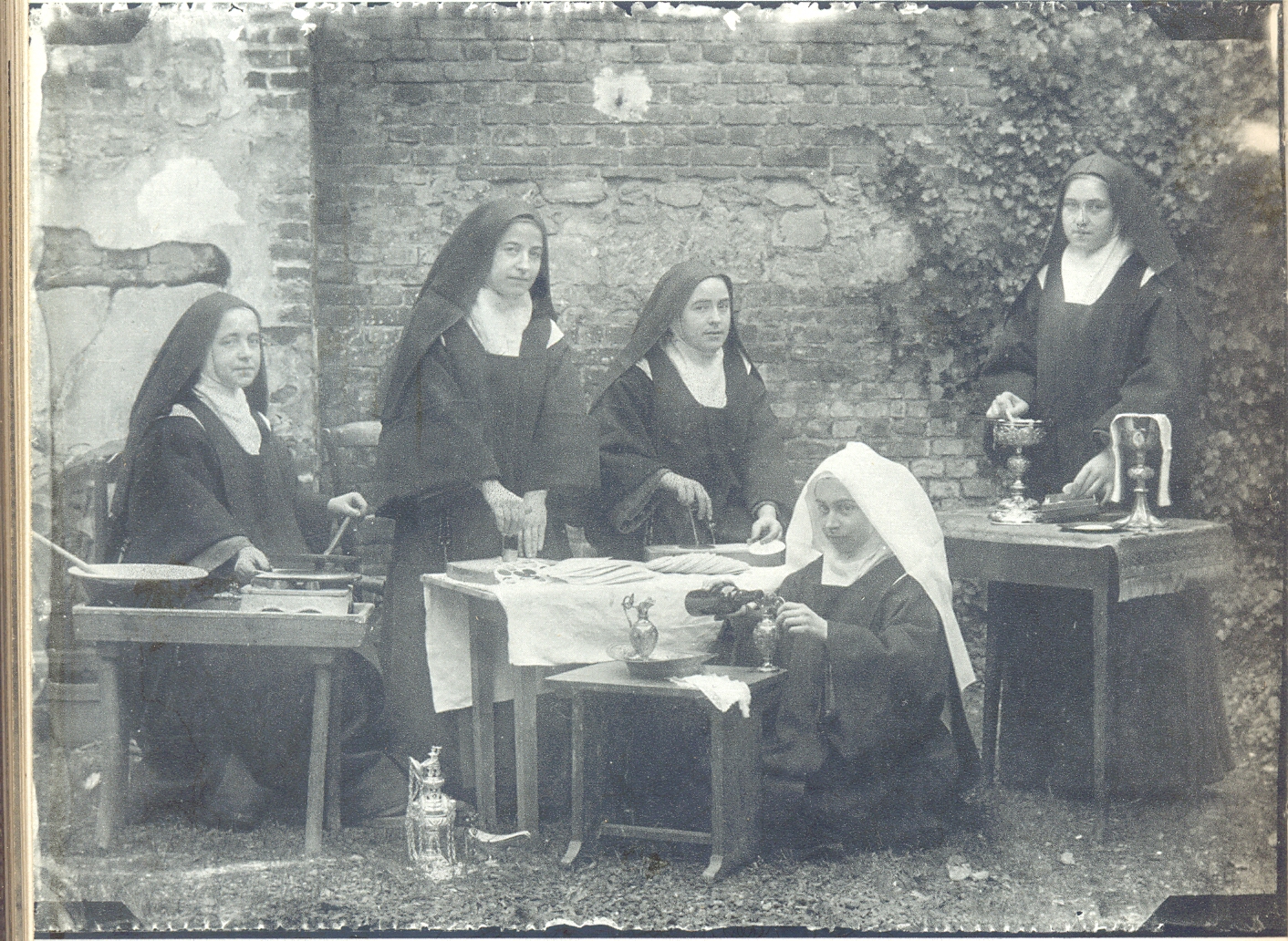 Сен сестра. Школа при монастыре Святой Терезы. Католическая Святая 20 век. Сестры христиане.