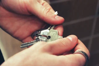 Foto imagem de uma mão segurando um molho de chaves ilustrando texto sobre possibilidade de parcelamento de divida de aluguel.